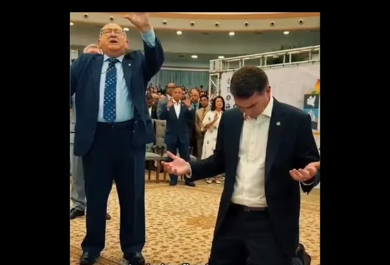 Flávio Bolsonaro é denunciado por propaganda eleitoral antecipada em igreja evangélica