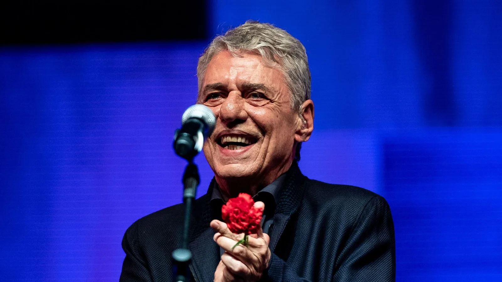 Chico Buarque registra notícia-crime após ameaça publicada na internet