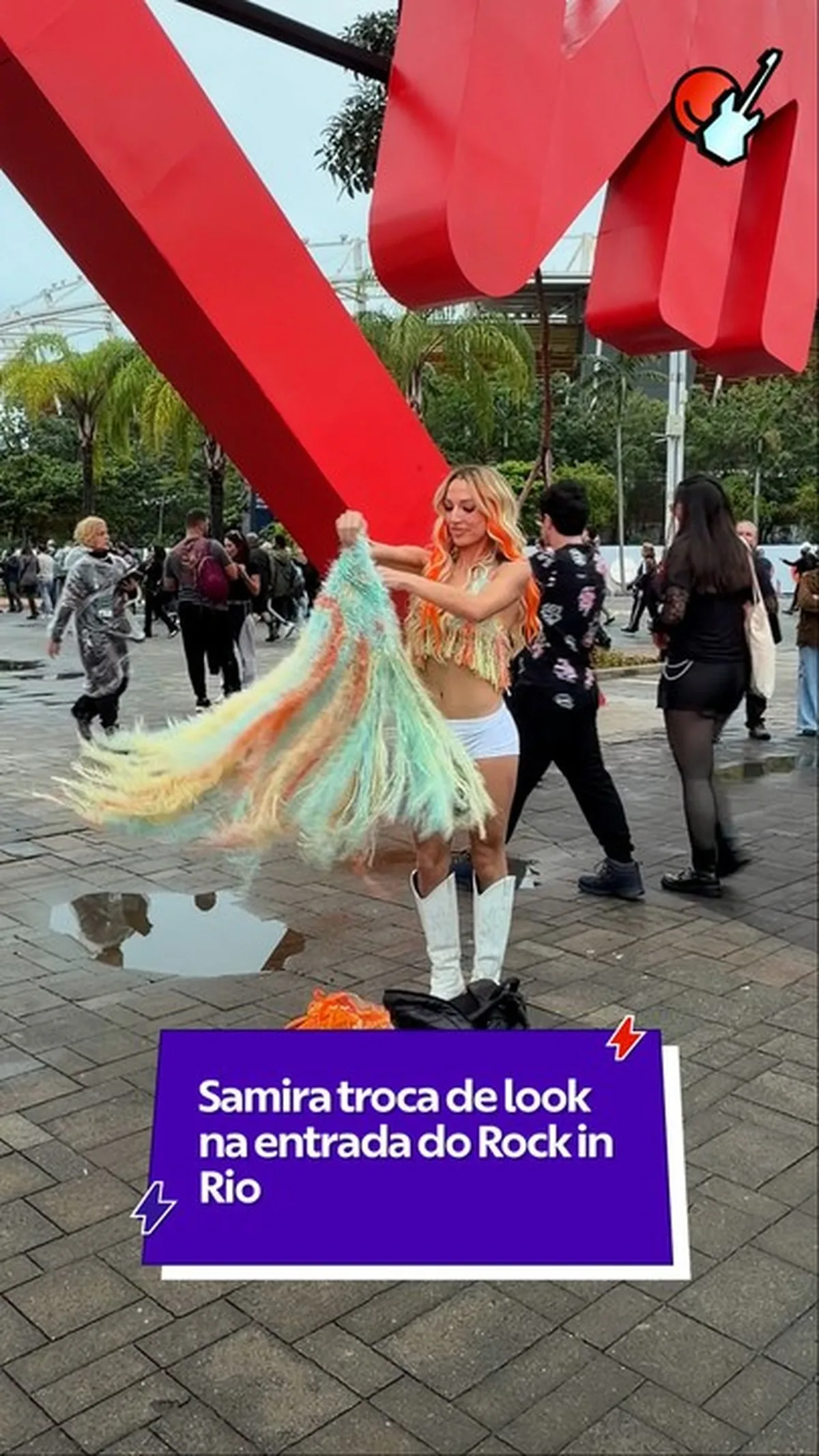 Samira Sagr muda de look diante do letreiro do Rock in Rio