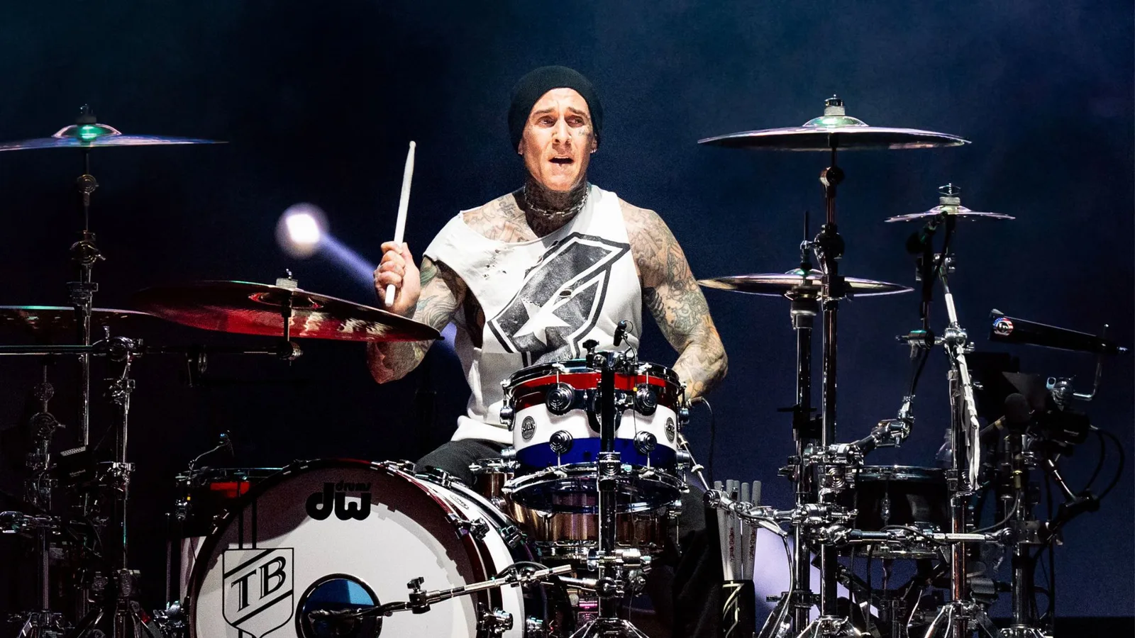 Travis Barker passa por cirurgia no cotovelo e fala sobre novo álbum do Blink-182