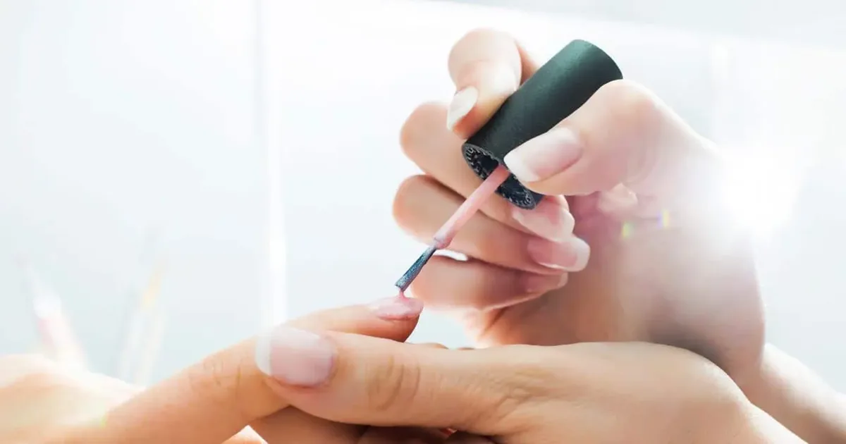 Verde pistache, azul claro e lilás renovam a manicure na primavera