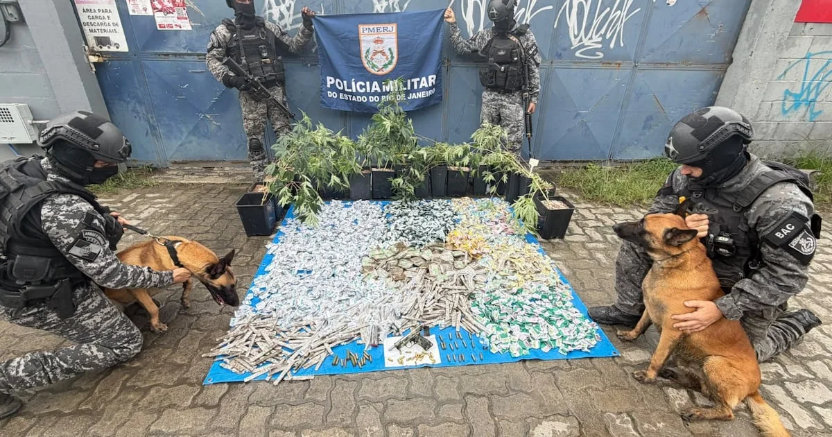 Operação com cães apreende armas e drogas na comunidade César Maia, no Rio