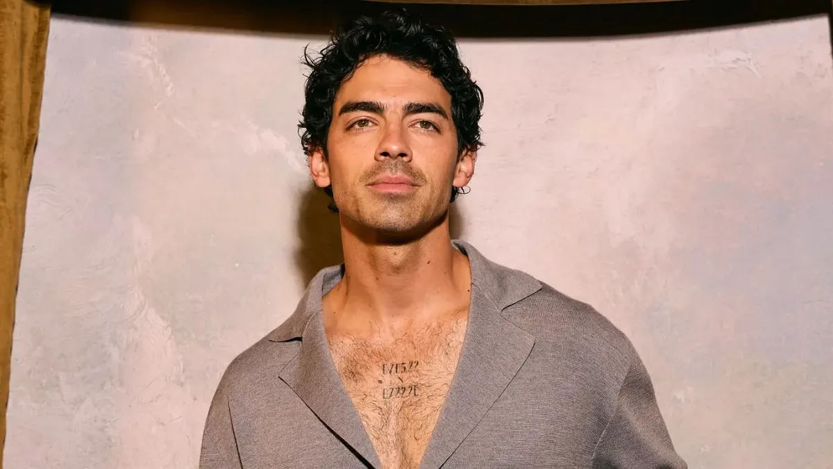 Joe Jonas conta como escapou de queda entre duas embarcações na Itália