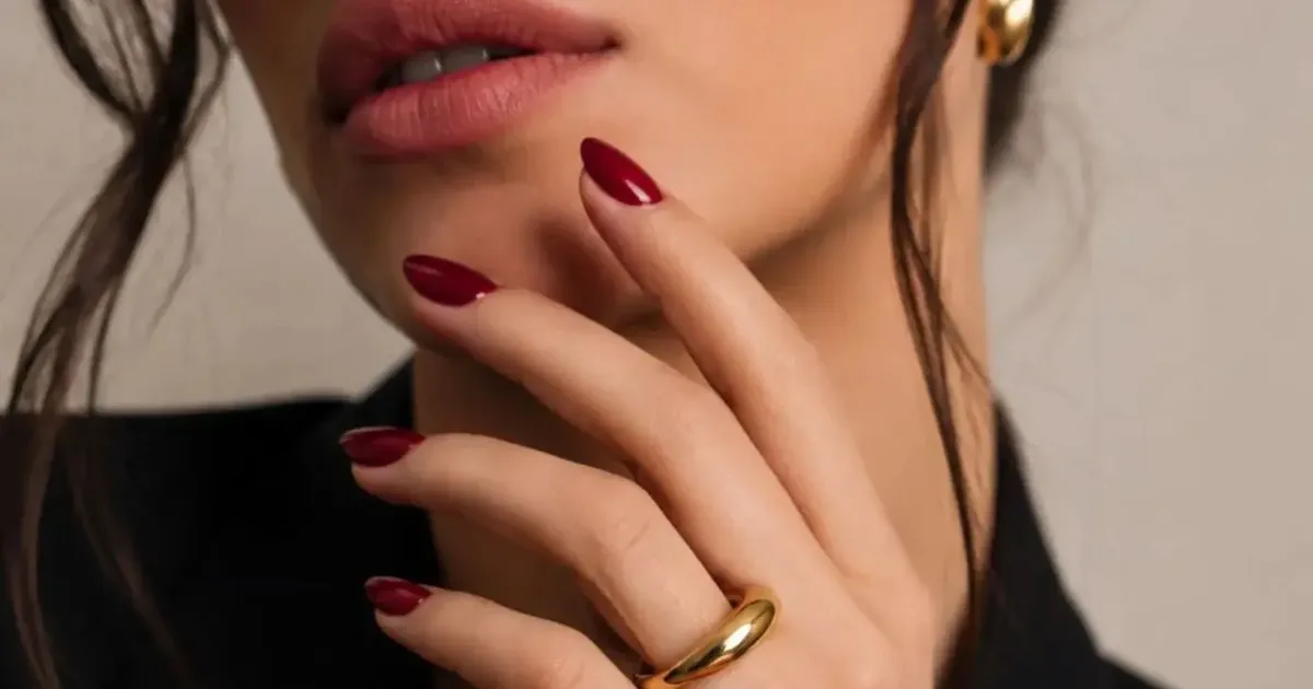 Rosa, azul e mais: cinco esmaltes para atualizar o visual das mãos