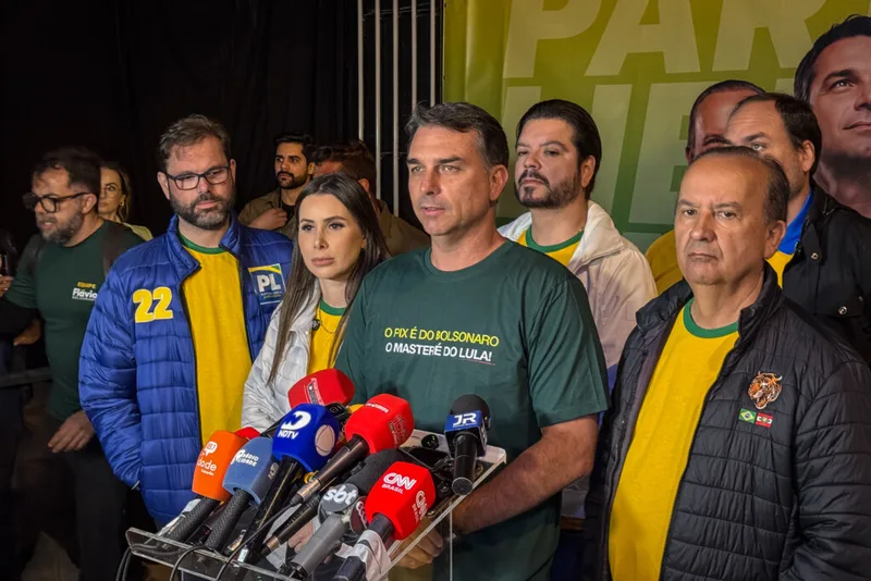 Mentiras deixam Flávio Bolsonaro nu em praça pública