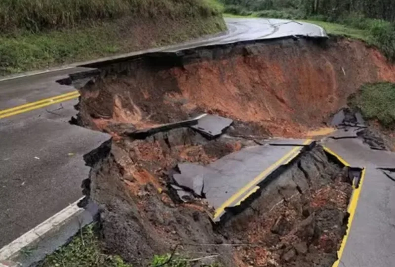 Enchentes no Paraná mantêm cidades isoladas e deixam 11.795 sem luz