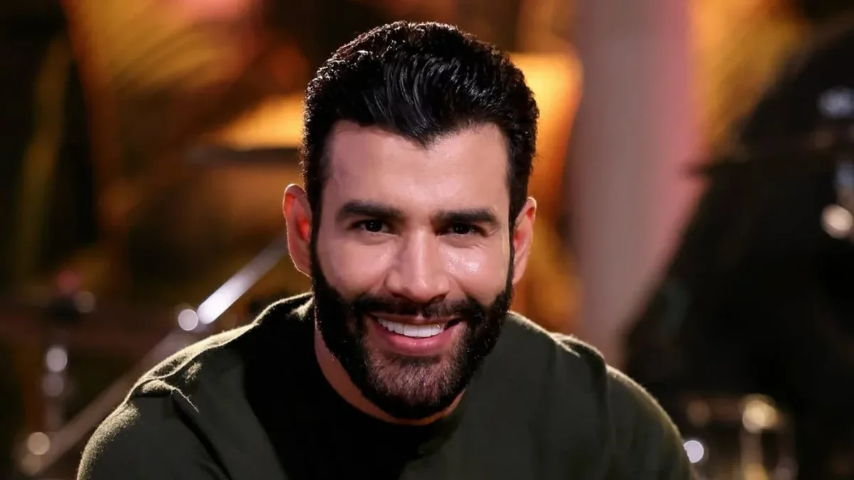 Gusttavo Lima exibe bigode em foto feita após show em Marília