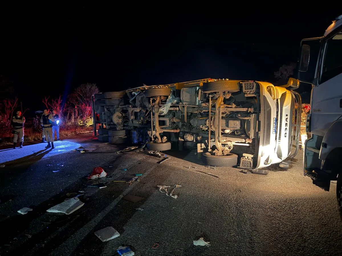 Acidente entre ônibus e carreta mata seis na BR-116, em Cachoeira de Pajeú