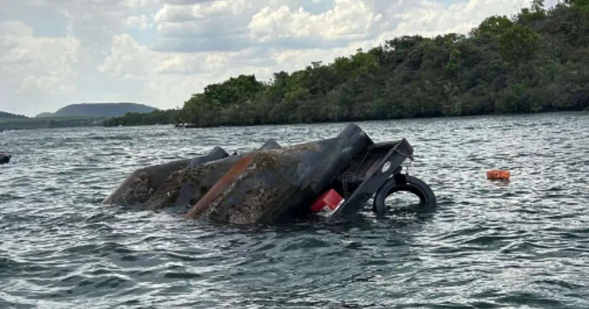 Chalana afunda em rio e 20 pessoas nadam até a margem em Sacramento