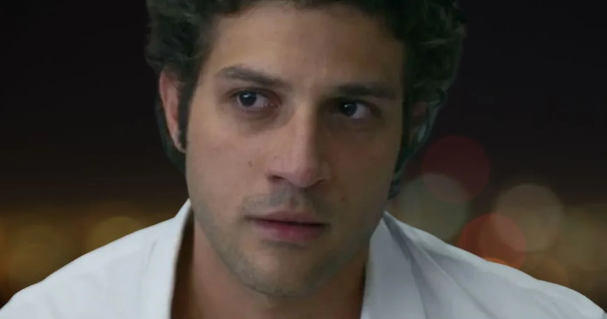 Chay Suede forma par romântico com Laura Neiva em Quem Ama Cuida