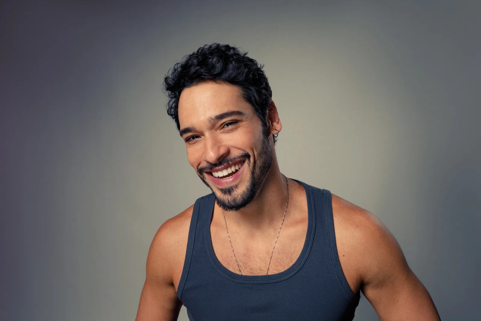 Bruno Fagundes destaca humanidade de personagem em novela vertical do Globoplay