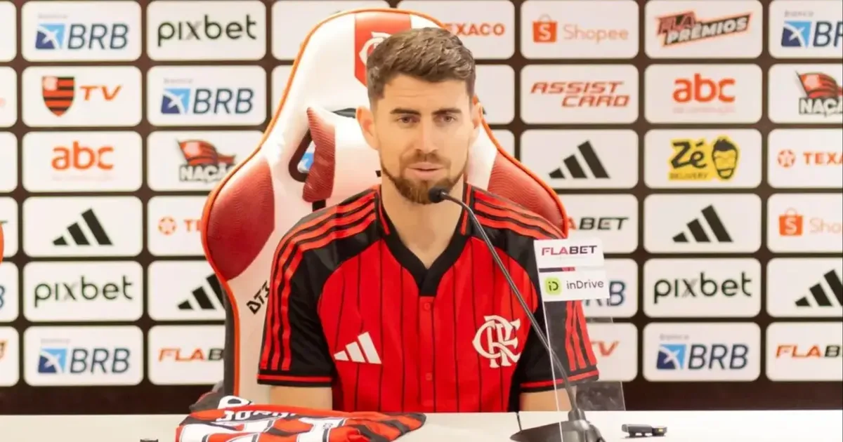 Jorginho participa de gol, ganha liderança e mantém planos no Flamengo