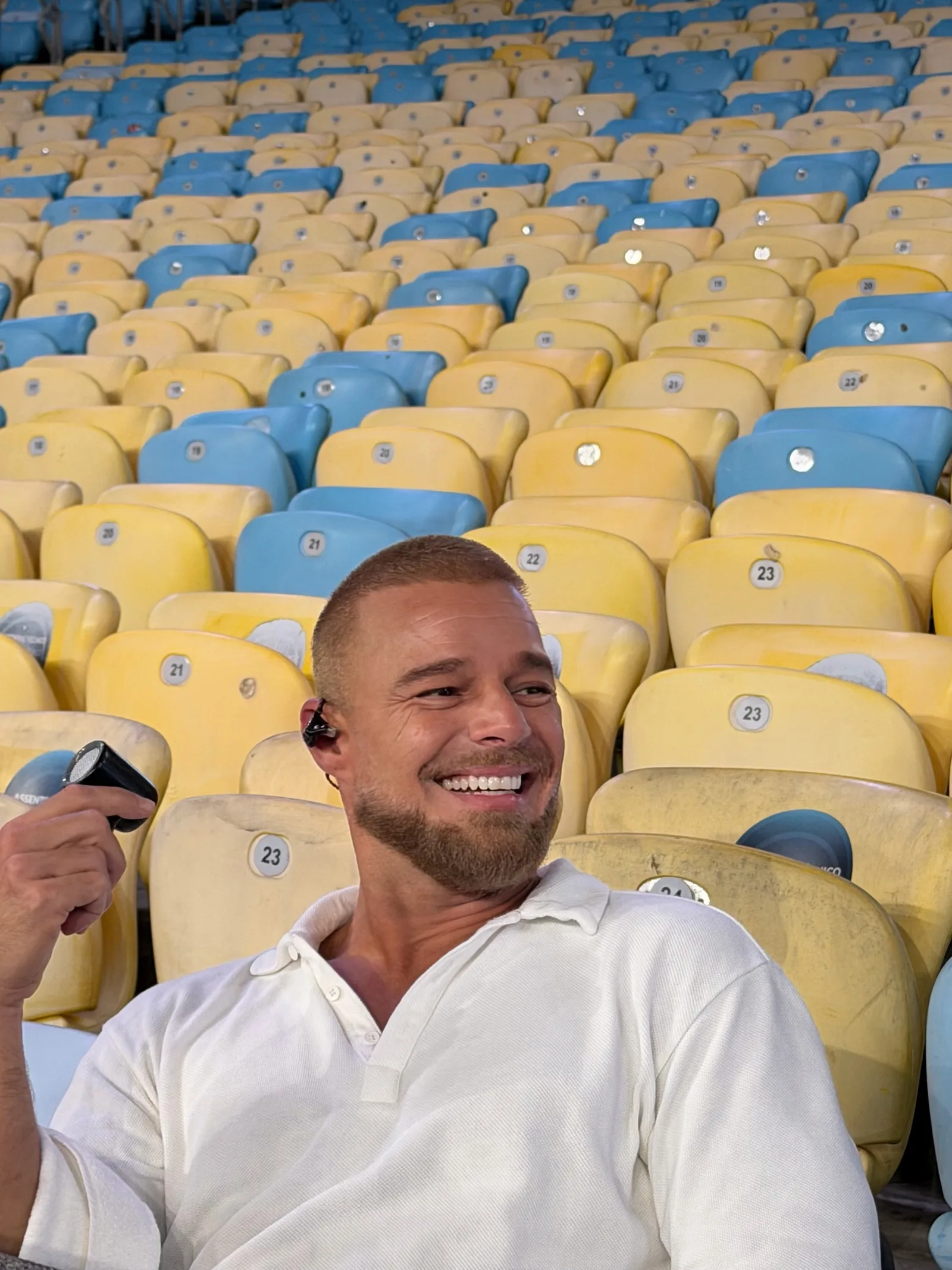 Ricky Martin visita o Maracanã antes de show no intervalo da NFL