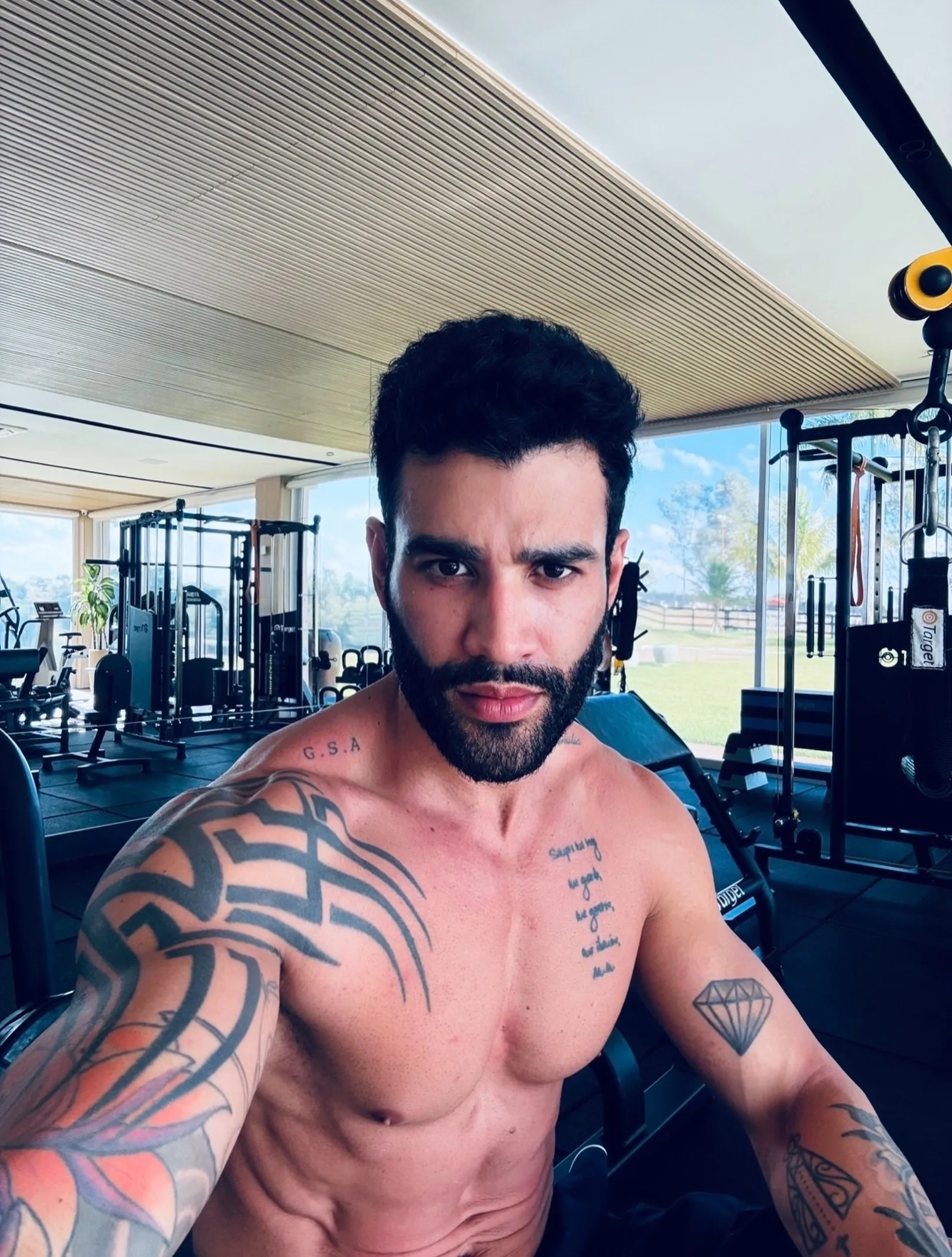 Gusttavo Lima ganha apelido de Marcos Mion após foto na academia