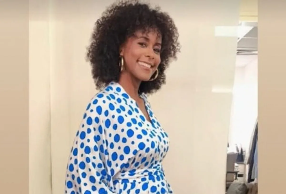 Maju Coutinho mostra barriga da primeira gravidez em fotos com equipe do Fantástico