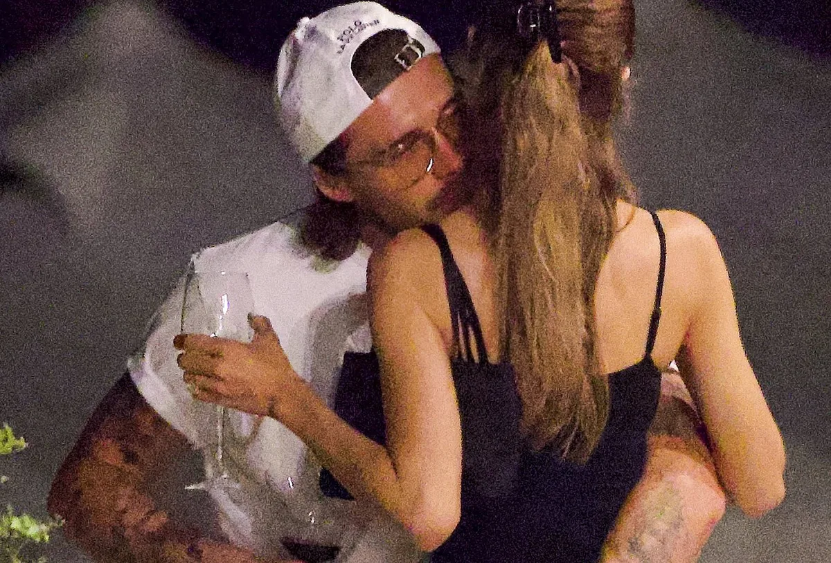 Brooklyn Beckham mantém distância dos pais enquanto aparece com Nicola em Veneza