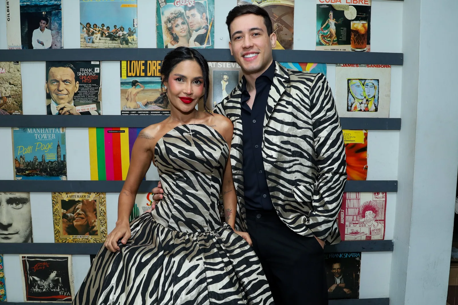 Flay surge com Samuel Lima em evento e usa look de zebra combinado