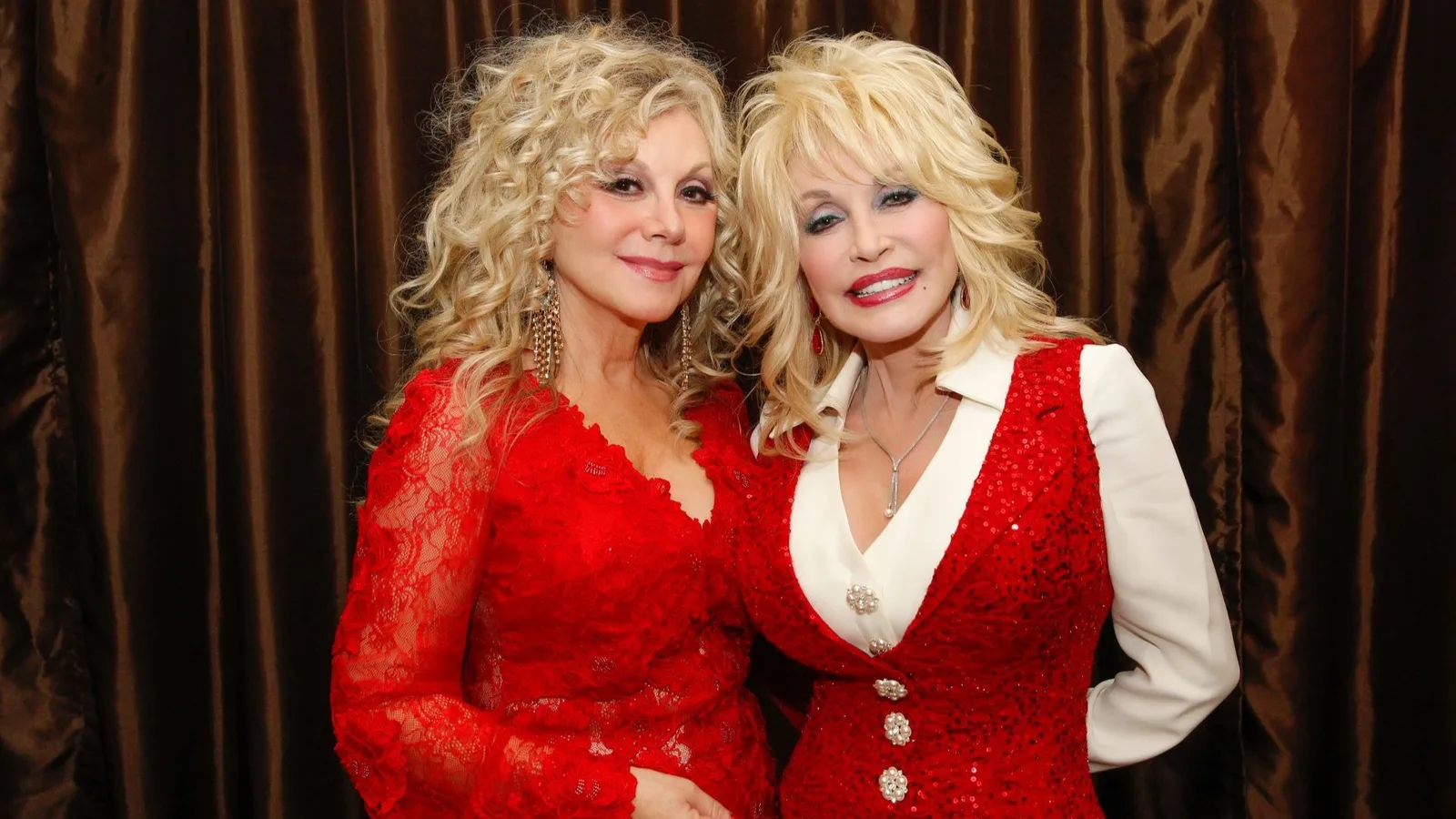 Stella Parton critica imagens de IA e ironias após morte de Dolly