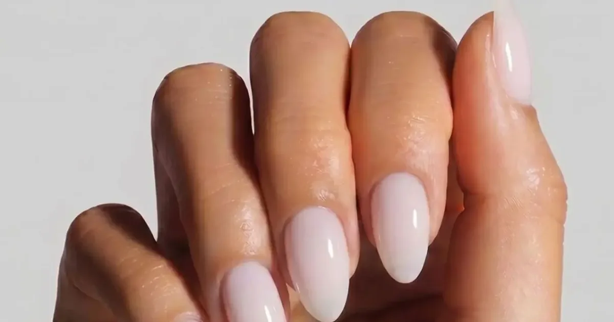 Do branco translúcido ao vermelho quente: cinco esmaltes para a primavera