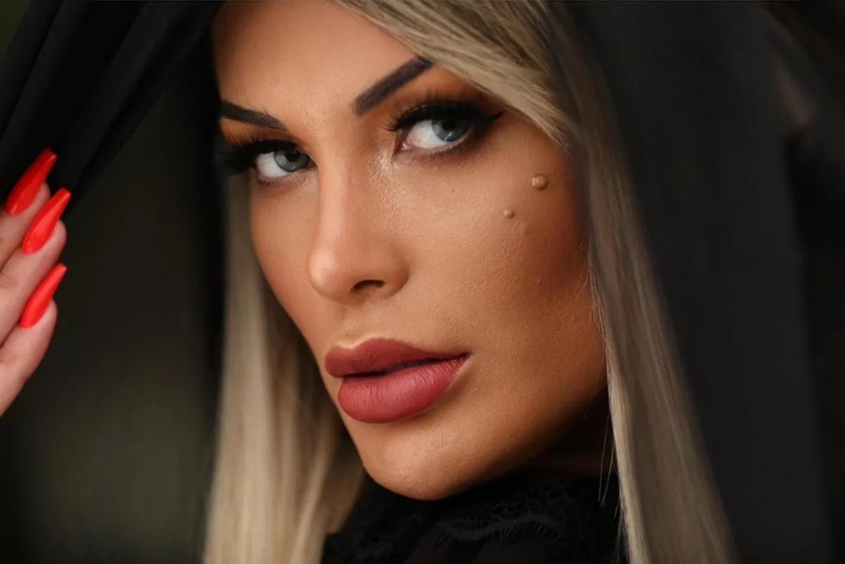 Andressa Urach busca cirurgia para desfazer bifurcação da língua