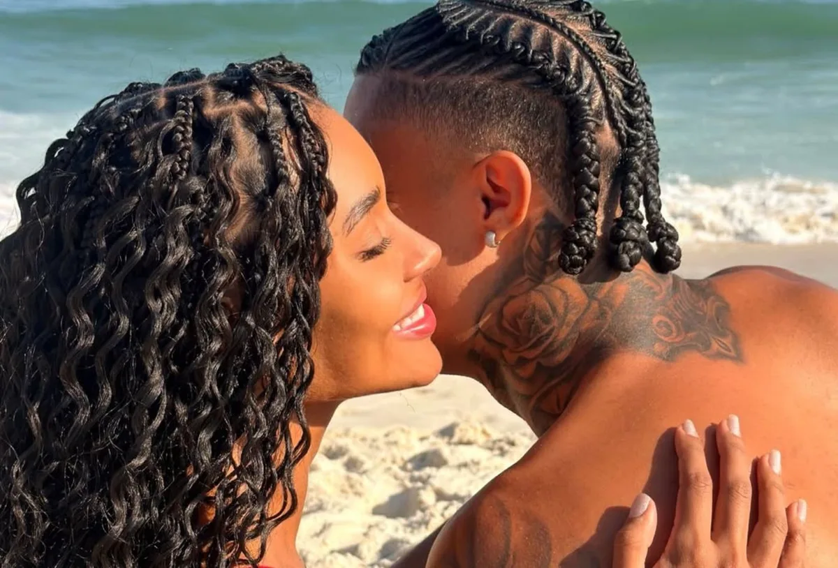 Giovanna Jacobina passa dia de praia com namorado jogador do Camaçari