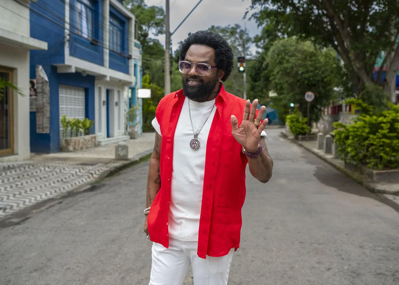 Xande de Pilares transforma bar em roda de samba em Por Você