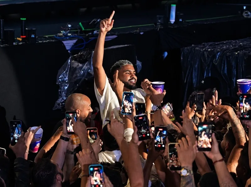 Yan leva banda à passarela e canta com fãs durante show no Recife