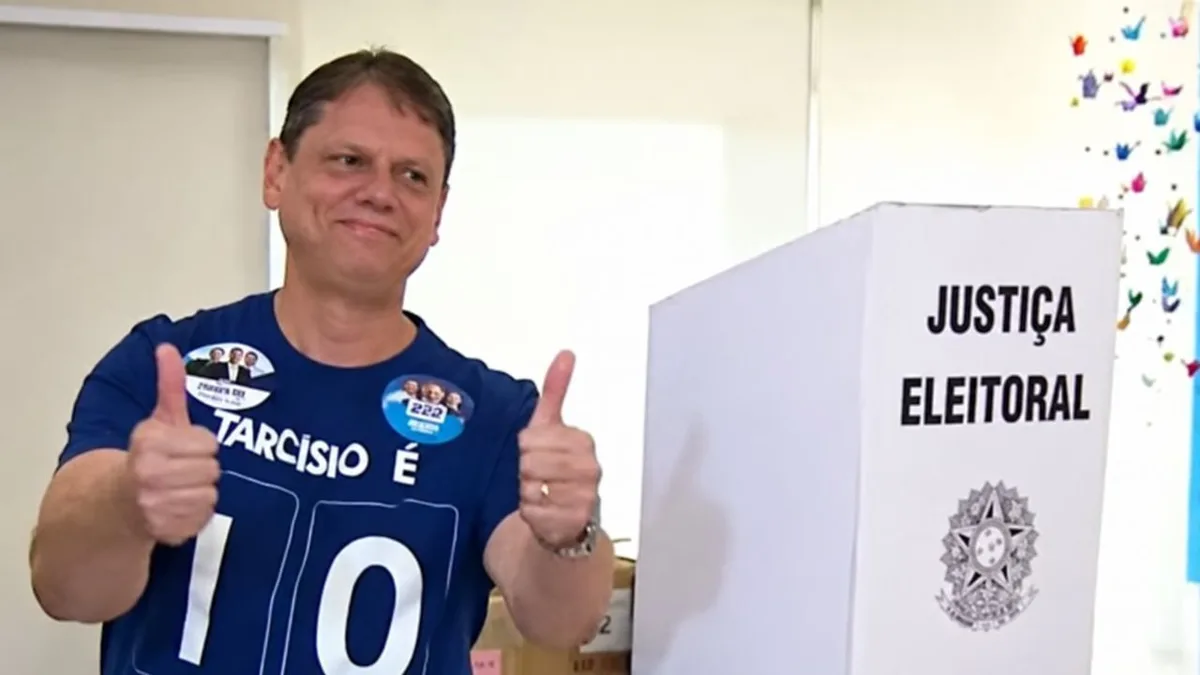 Tarcísio vota no Morumbi e aguarda apuração com humildade
