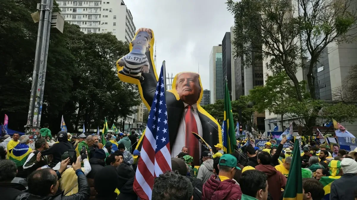 7 de setembro na Paulista: Flávio tenta se descolar de Vorcaro em ato com símbolos dos EUA e manifestantes pedindo intervenção de Trump
