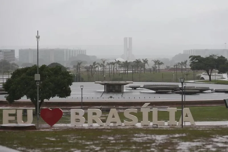 Chuva mantém Brasília sob alerta e leva Inmet a recomendar cuidados