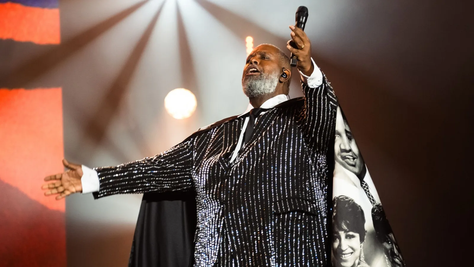 Péricles conecta pagode romântico e soul em show dedicado à Motown