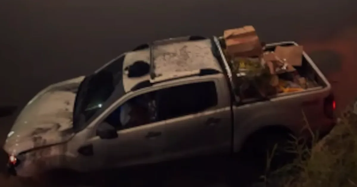 Homem é preso após carro roubado cair em rio durante fuga no Rio