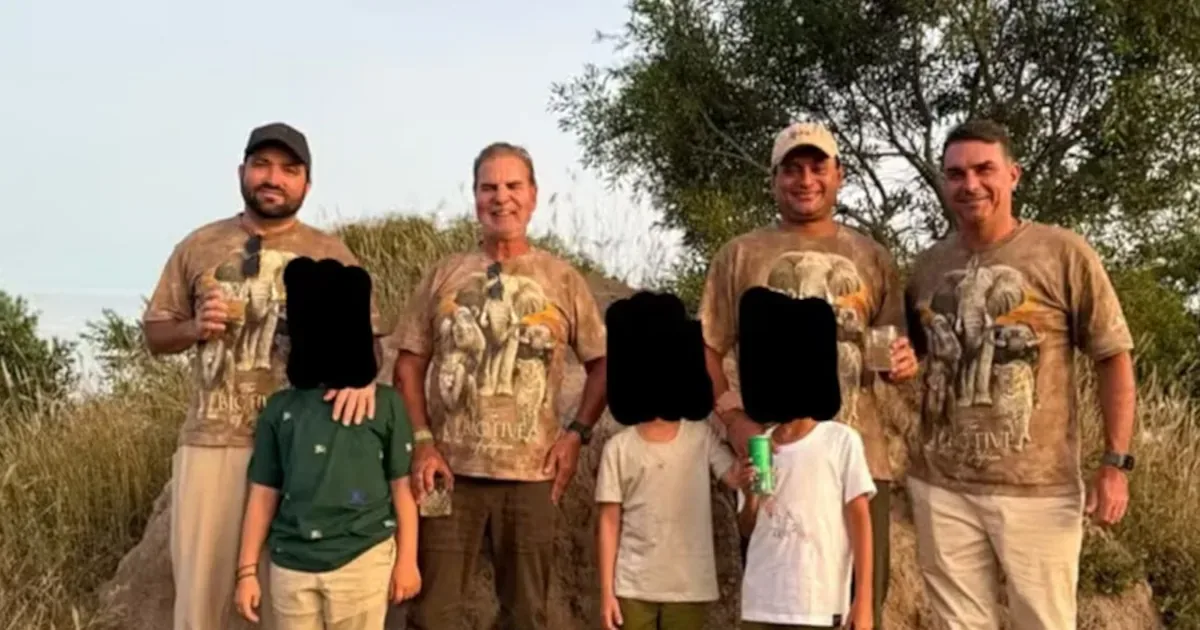 Imagem reúne Flávio Bolsonaro e investigados do caso do INSS em viagem