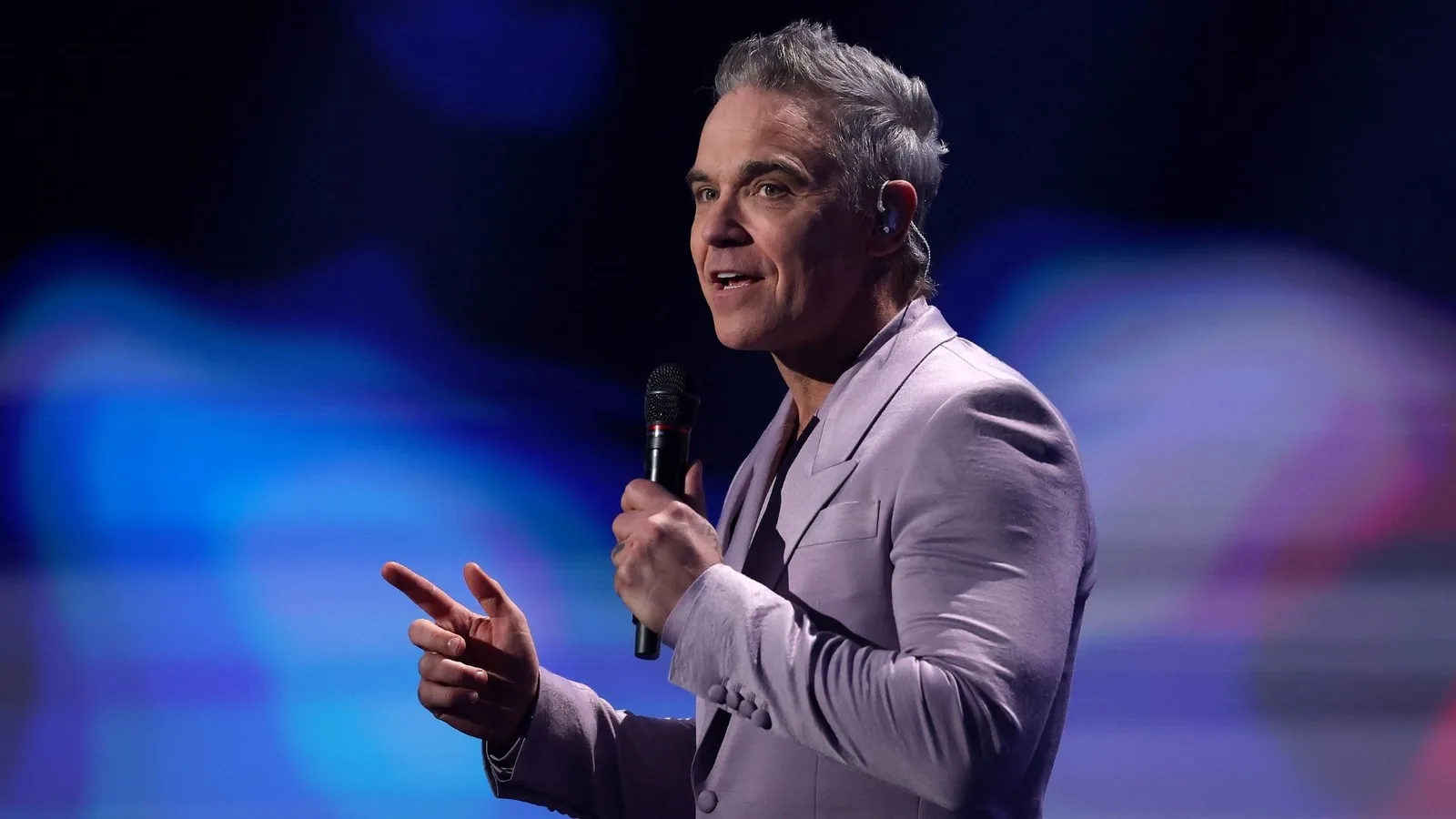 Robbie Williams faz apresentação improvisada após cancelamento em Lima