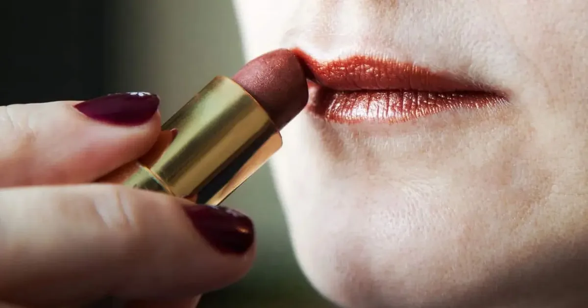 Rosa, nude e vermelho: batons que valorizam a maquiagem madura