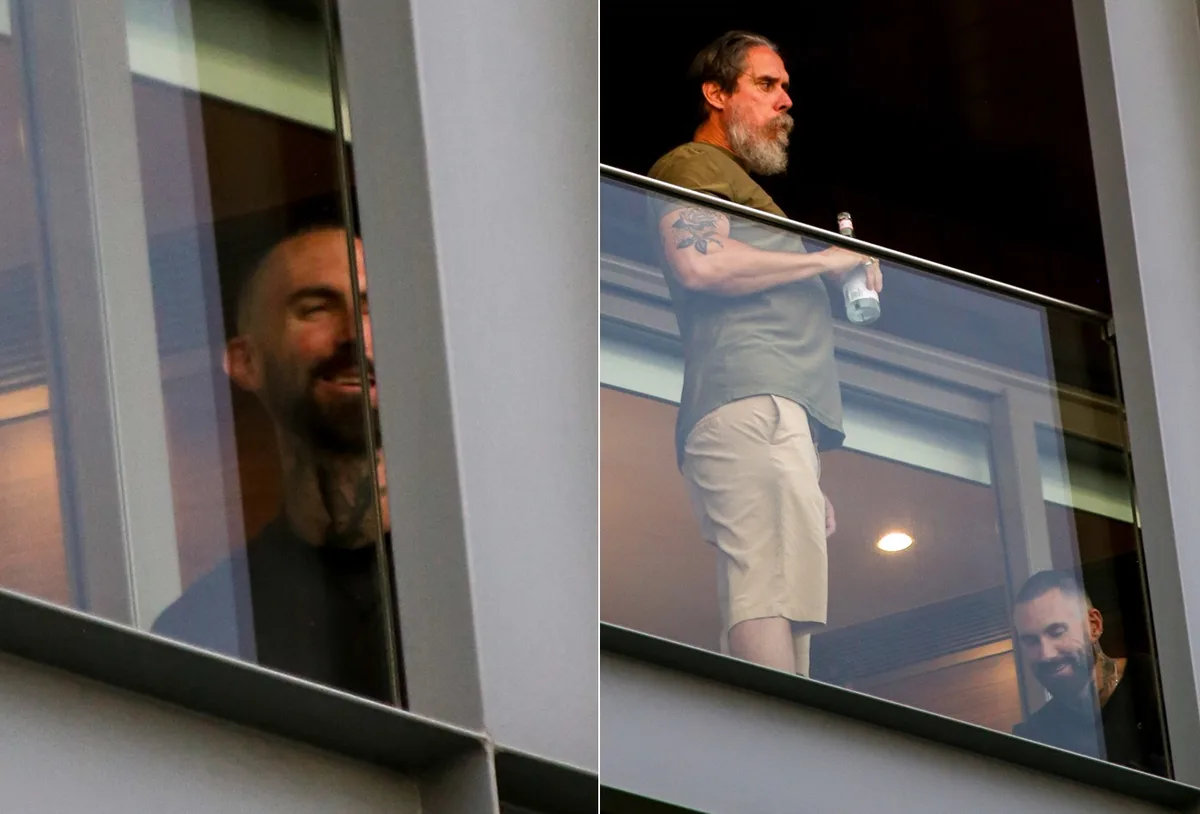 Adam Levine aparece na varanda de hotel antes de apresentação no Rock in Rio