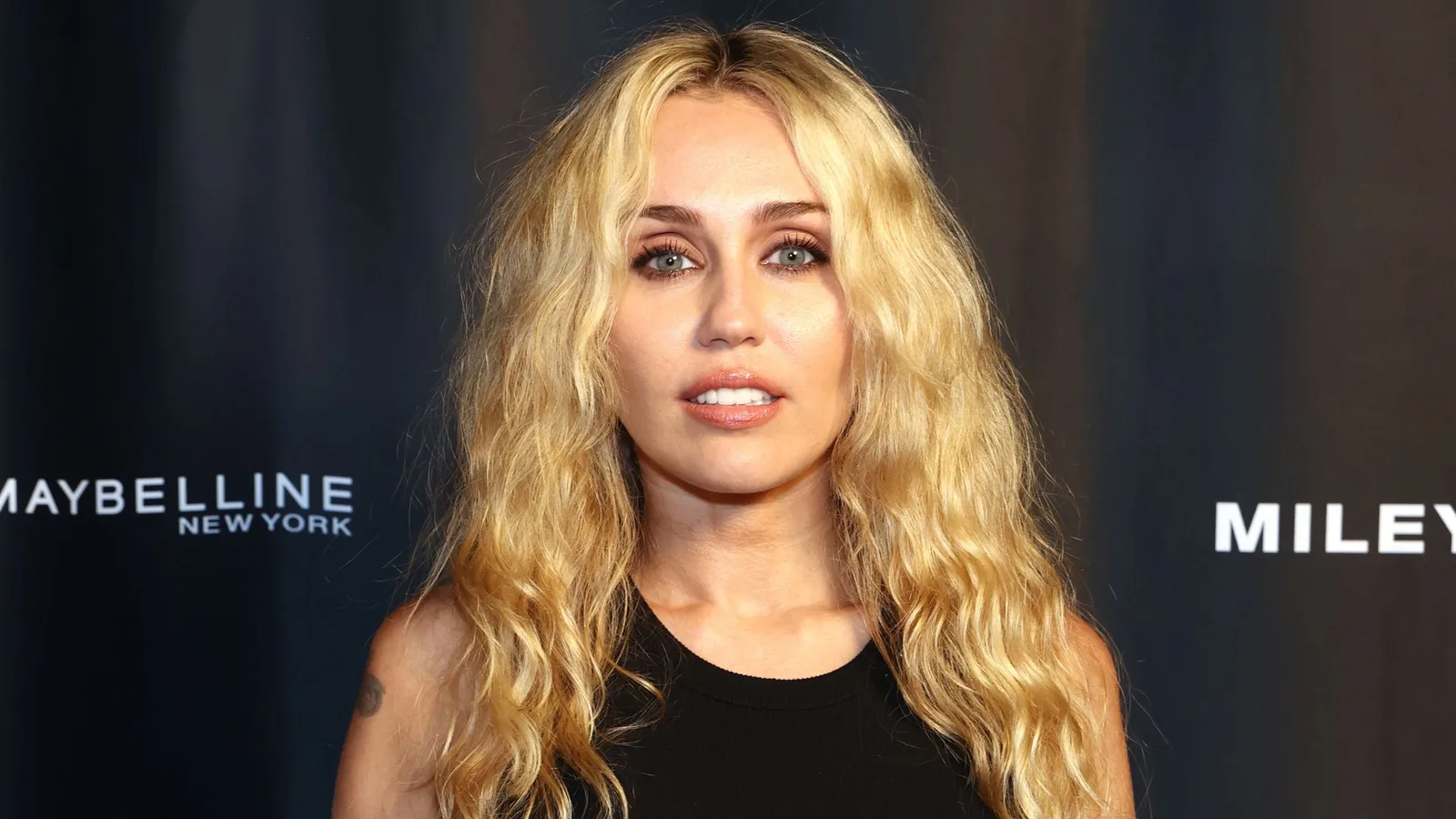 Miley Cyrus reúne psicodelia, ruído e intimidade em novo álbum