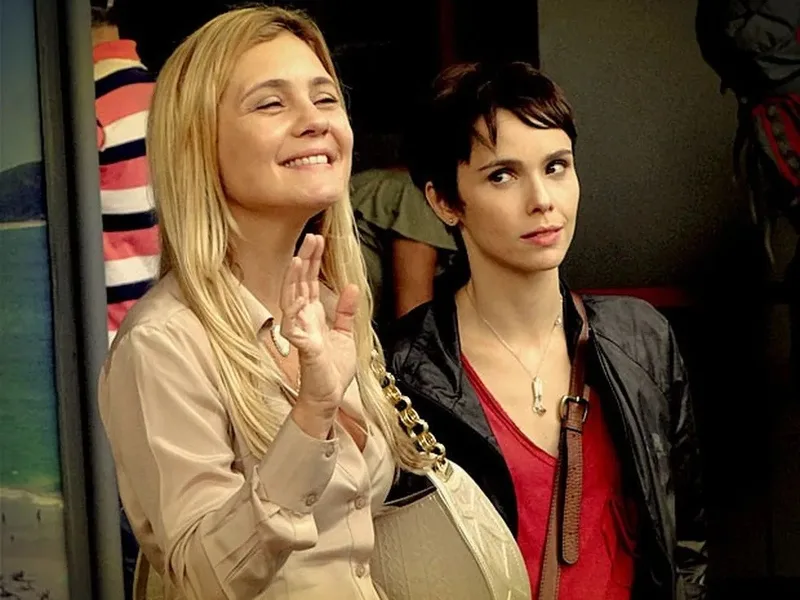 Débora Falabella comemora reencontro com Adriana Esteves em ‘Avenida Brasil 2’