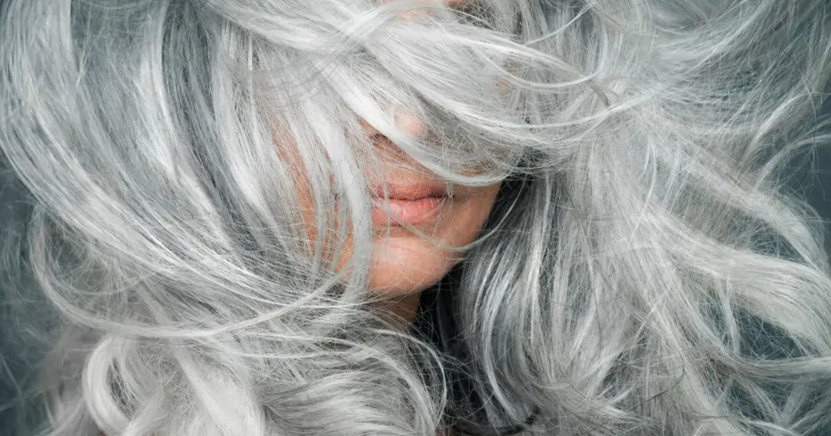 Como o balayage greige ajuda a integrar os fios brancos ao cabelo