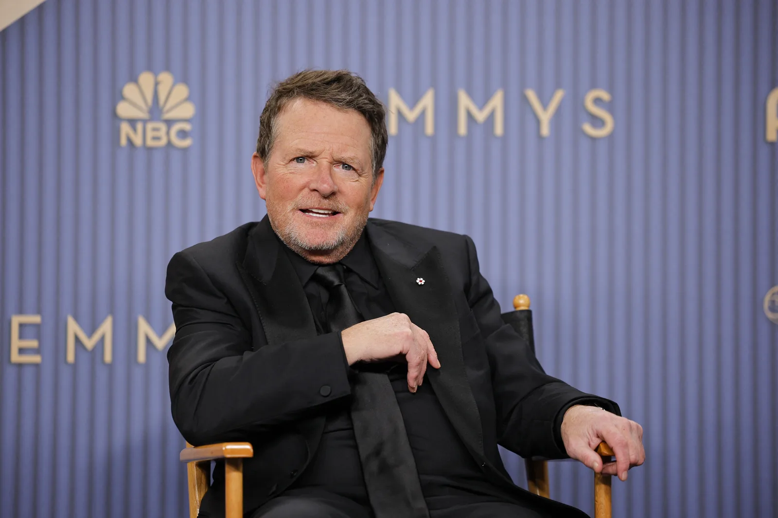 Michael J. Fox aparece sentado no Emmy 2026 ao lado da família