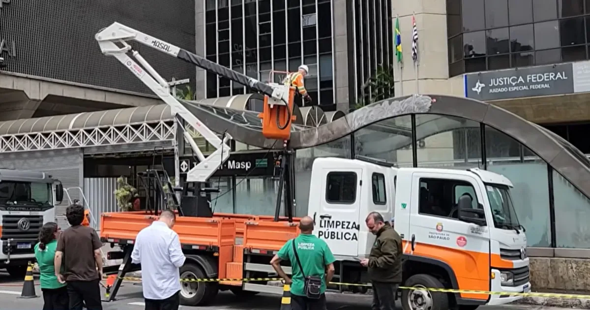 Estações da Linha 2-Verde são limpas após depredação na Paulista