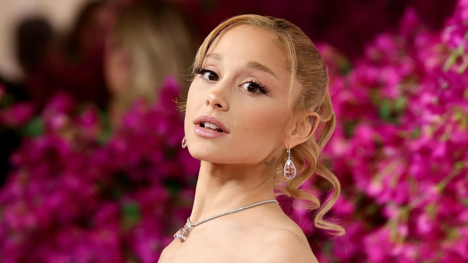 Ariana Grande anuncia pausa após fim da turnê Eternal Sunshine