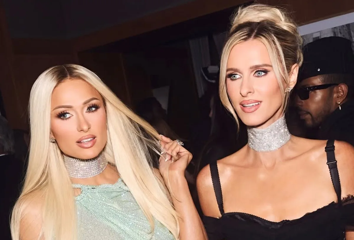 Paris Hilton aparece com Nicky Hilton durante noite de desfiles na França