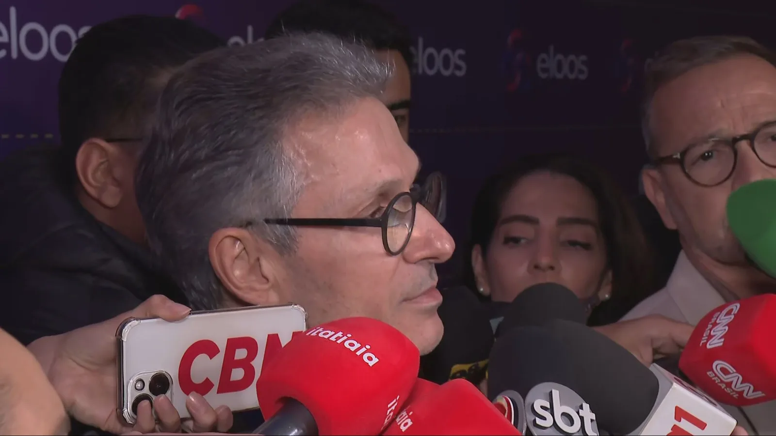 Caso Master: Zema diz que 'não volta atrás' sobre crítica a Flávio e que quem se aproximou do banqueiro 'tem que ser visto com reservas'