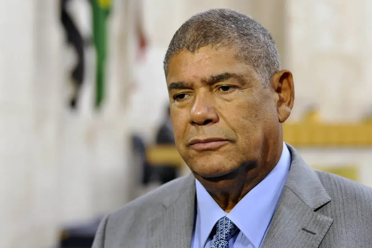 Milton Leite vai à delegacia após operação investigar transporte e PCC
