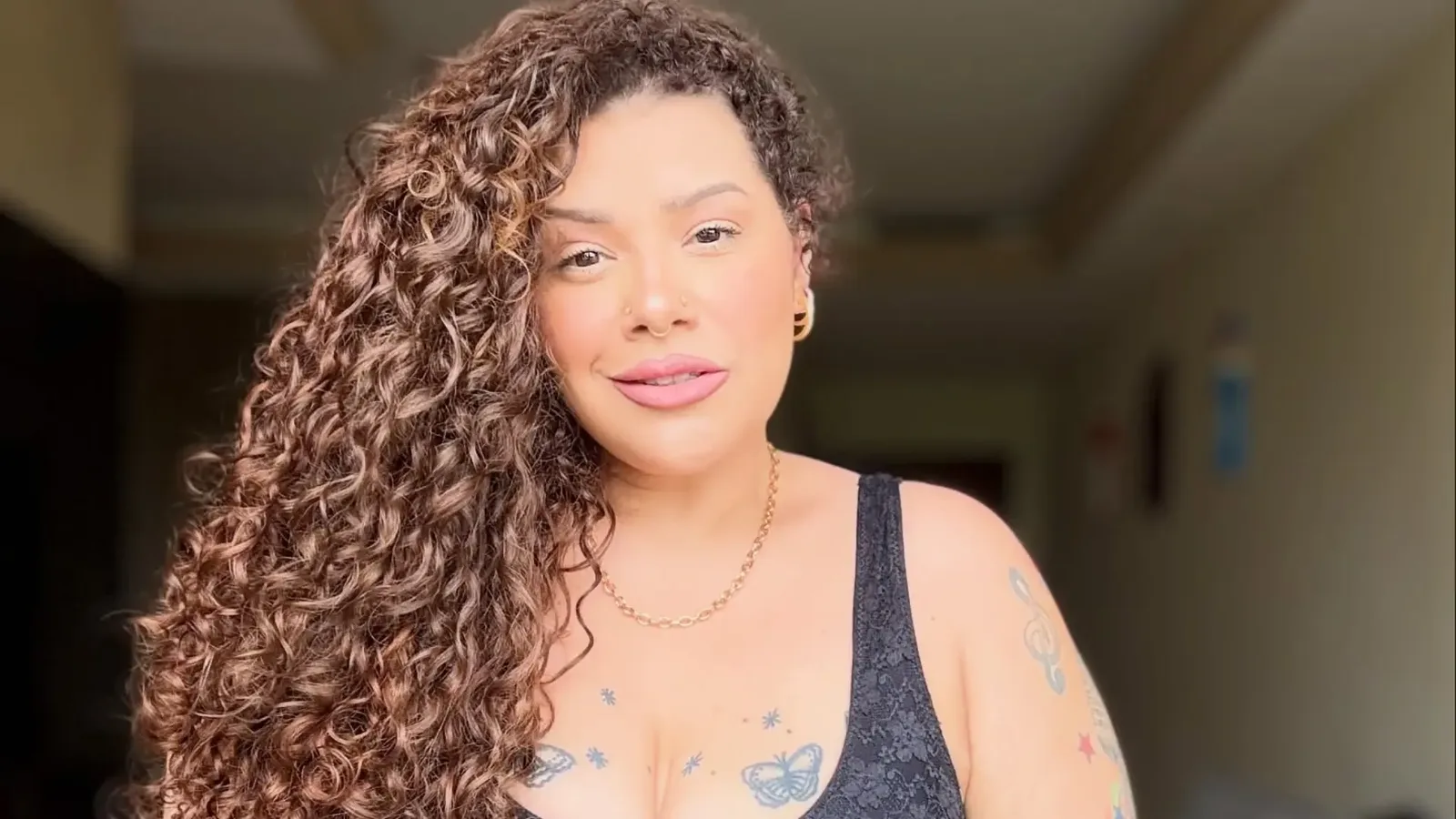 Aila Menezes diz que está se reconhecendo após bariátrica e abdominoplastia
