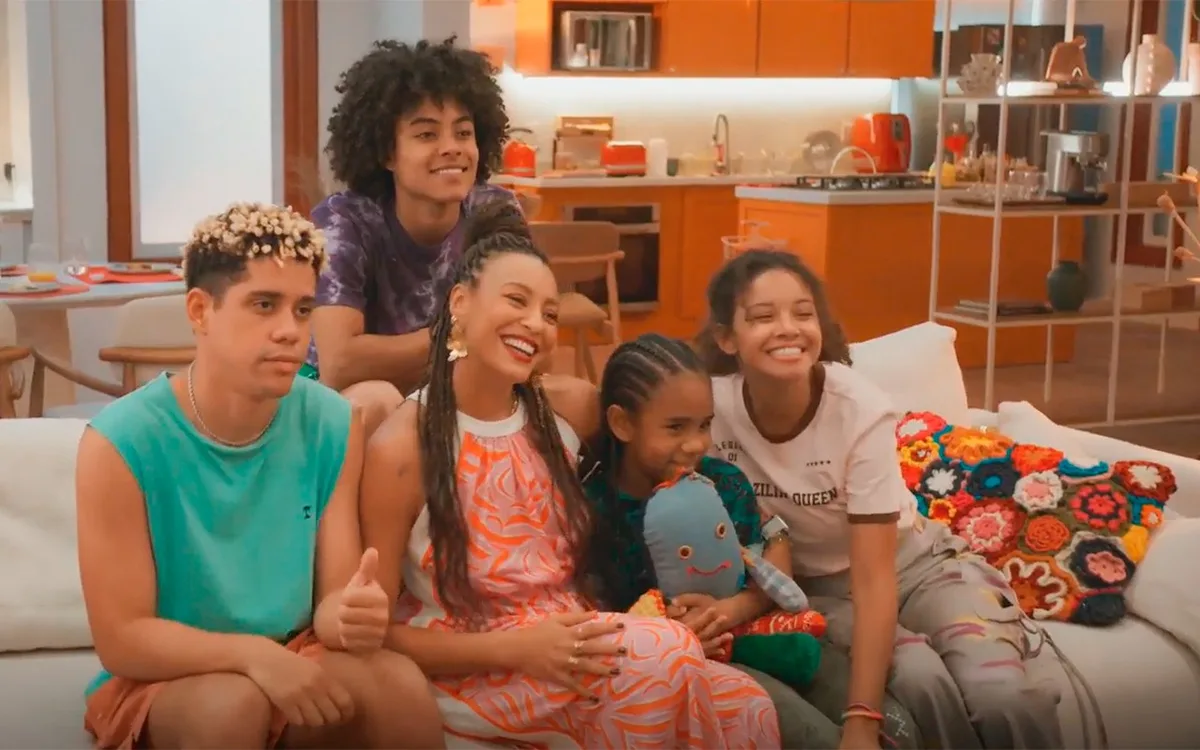 Bela prepara homenagem a Juli com karaokê em Por Você