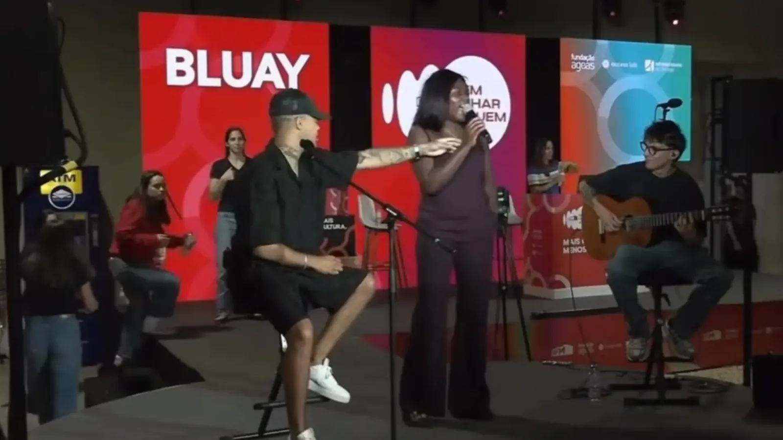 Stella explica música improvisada após subir ao palco de Bluay em Lisboa