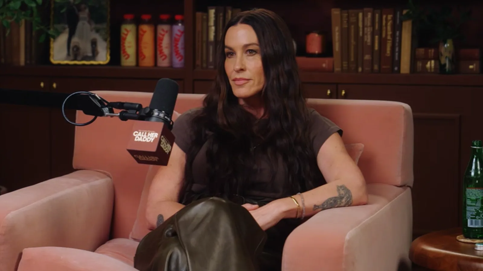 Alanis Morissette conta como sintomas pós-parto afetaram sua carreira