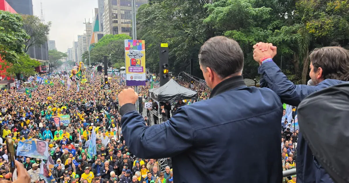 Chuva muda bastidores e aperta espaço de ato na Paulista